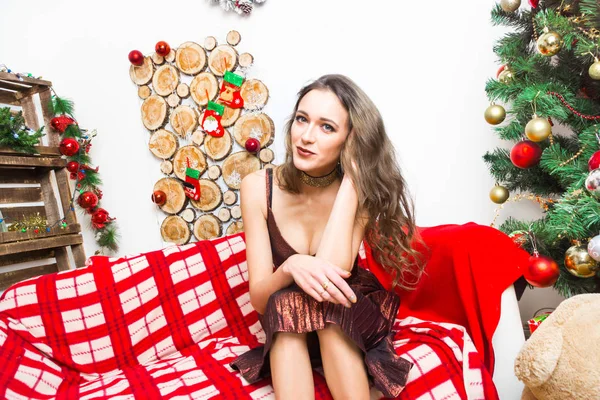 Güzel kız yılbaşı için hazırlanıyor