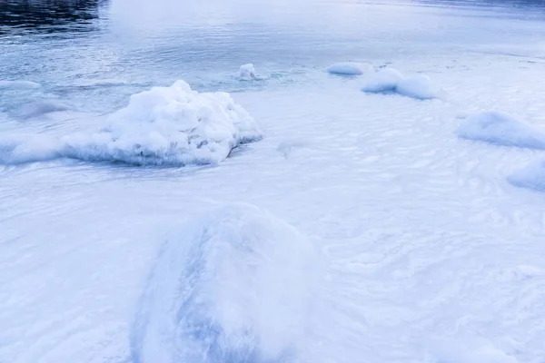 奥霍次克海被冰覆盖的海岸 — 图库照片