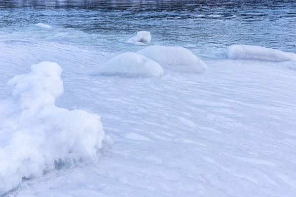 オホーツク海の海氷で覆われている海岸 — ストック写真