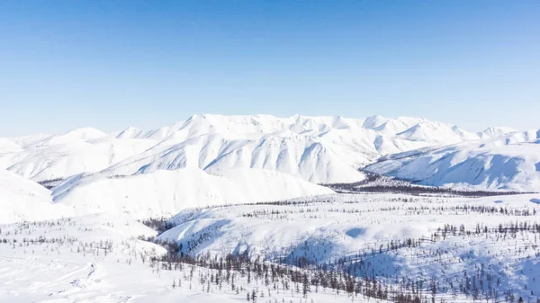 山の朝、冬、雪の風景 ロイヤリティフリーのストック画像