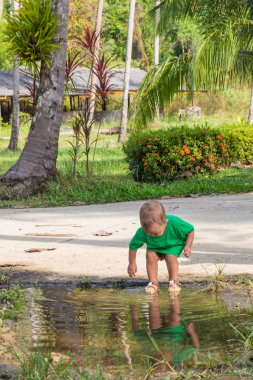 Yakışıklı llittle çocuk açık havada oynuyor