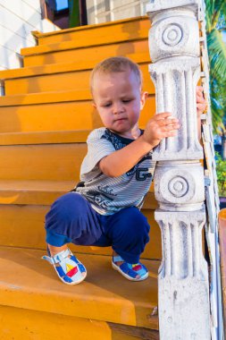 Yakışıklı llittle çocuk açık havada oynuyor