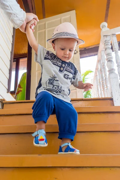 Yakışıklı llittle çocuk açık havada oynuyor