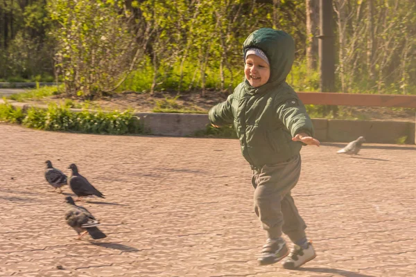 Mutlu oynarken çocuk sokakta 