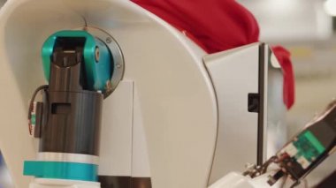 Ön tarafında ekran olan ve kollarını esnetmeyen insansı robot, iki yakın çekim. Yanıp sönen ışıkları olan otonom bir android. Robot omuz ve göğüs, sayborg vücut hareketleri. Plastik indirme kolundaki insansı robot.