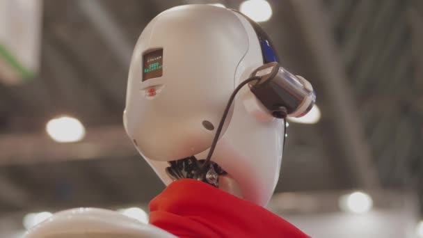 Brno - 10 / 08 / 2019: Humanoidní robot s displejem na přední straně otáčení, přikyvování, několik záběrů. Pohybující se autonomní android s blikajícími světly na hlavě a rukou. Robotický kyborg v pohybu. Humanoidní robot z plastu. Editorial