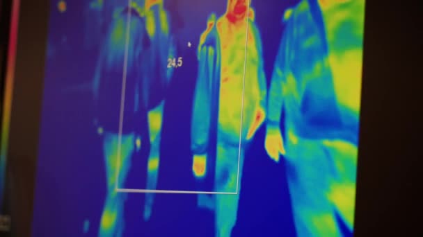 人们展示的非接触式红外温度计热敏电阻Cctv相机 监视监控检查的概念 带彩色轮廓的热传感器屏风 Cctv相机拍摄公共场所的热辐射 — 图库视频影像