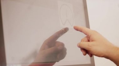 Eksi ve artı işaretlere dokunarak grafiksel düğmeyi ayarlıyorum. Modern odadaki konforlu, akıllı ev konsepti için uygulanan klima düğmeleri. Erkek parmağı otomatik kontrol paneline dönüşüyor. Üretimde ekipman ayarlayan adam