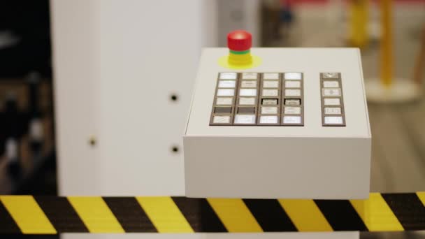 Fabrikadaki Makine Araçlarını Yönetmek Için Düğmeleri Olan Sayısal Programlanmış Işletim — Stok video