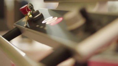 Fabrikadaki makine araçlarını yönetmek için düğmeleri, kumanda paneli, joystick 'i ve anahtarları olan kontrol paneli, anahtardan joystick' e ve arkaya odaklan. Cnc makine merkezini yapılandırmak için teknik gösterge paneli. Sanayide otomasyon sisteminin operatör konsolu