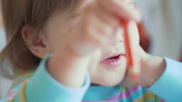 Kleines Mädchen Zeichnung Mit Verschiedenen Buntstiften Orange Blau Rot Violette — Stockvideo