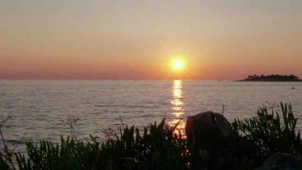Barevné Moře Západ Slunce Obloha Cestičkou Vodě Tmavý Ostrov Loď — Stock video