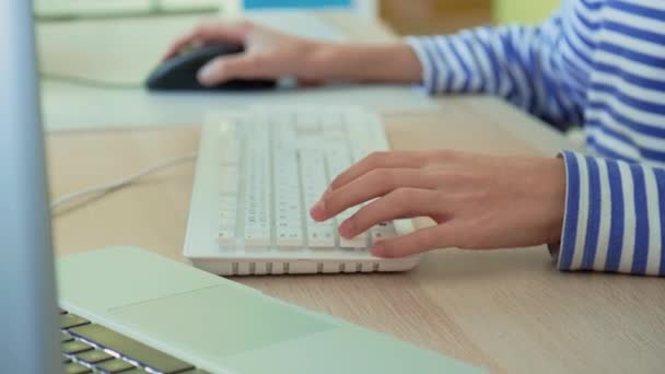 Adolescente Manos Niño Escribiendo Teclado Computadora Blanca Utilizando Ratón Negro — Vídeos de Stock