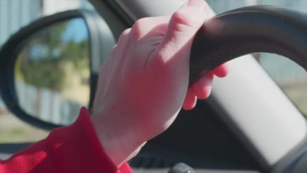 Man Hand Ratt Och Sidospegel Med Gatureflektion Bilkörning Stan Fokusera — Stockvideo