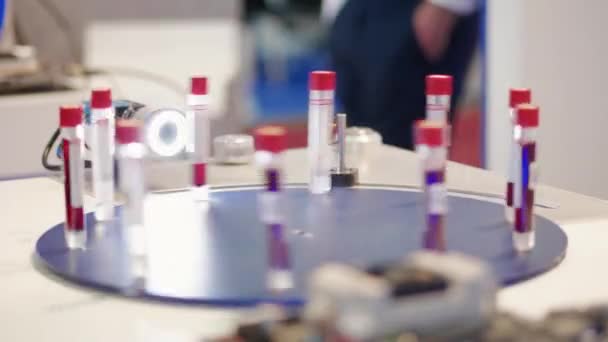 Лабораторні Трубки Автоматичному Тестовому Наборі Лазерним Сканером Біля Людини Стирчить — стокове відео