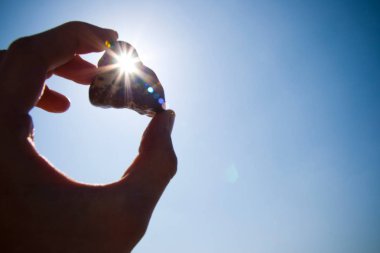 Kişi: Stein mit Loch