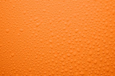 Su bardağa düşer.