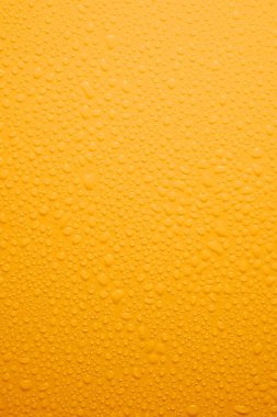 Su bardağa düşer.