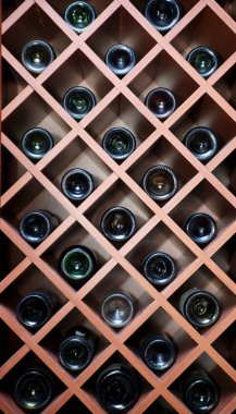 şarap şişeleri üst üste