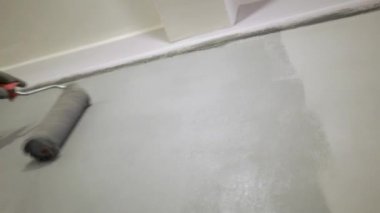 Yong boyacısı, inşaatçı bir duvar boyuyor griye boyuyor, kapanıyor, tamir ediliyor.