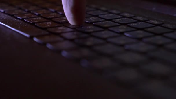 Laptop közelkép billentyűzet, hezitál a szöveg begépeléséhez, gombok közelkép — Stock videók