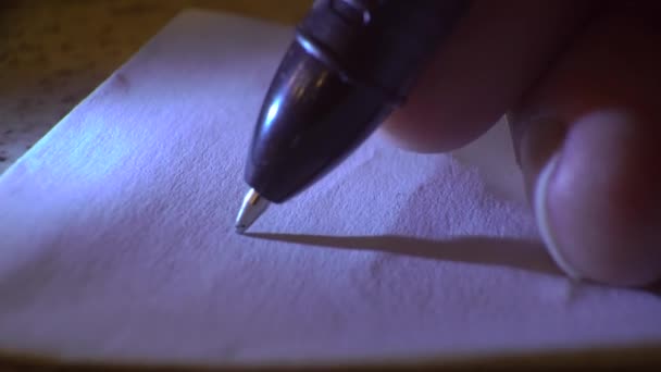 écrire une lettre d'amour avec un stylo sur papier, gros plan, macro 
