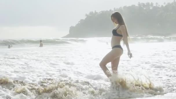 Menina de esportes bonita na praia de Srilanka caminha em um maiô, o oceano — Vídeo de Stock
