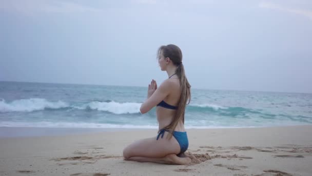 A beautiful girl in a bikini, trains, on the beach, Indian Ocean — Stock Video