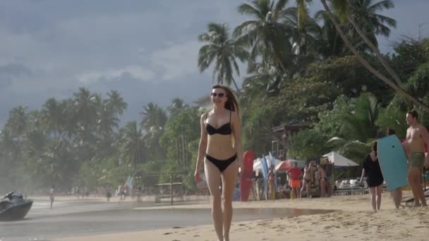 Hermosa chica en la playa de Srilanka pelo largo, se regocija, corre a lo largo de la orilla — Vídeo de stock