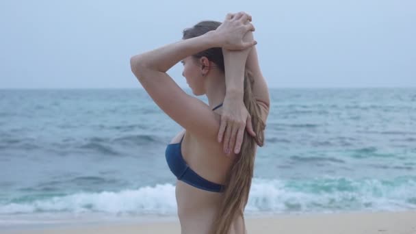 Egy gyönyörű lány bikiniben, vonatok, a parton, Indiai-óceánon. — Stock videók