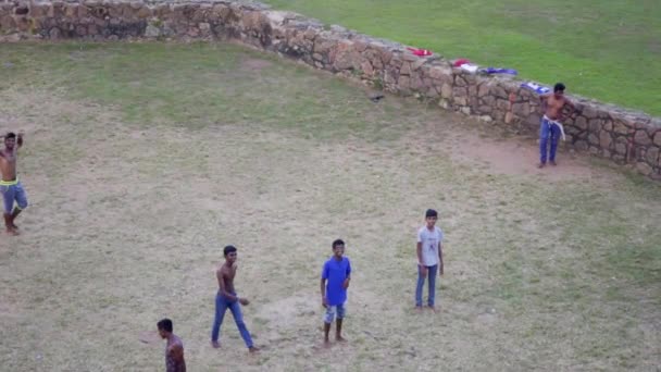 Adultos y niños juegan al fútbol en el campo — Vídeos de Stock