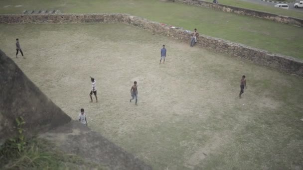 Campeonato de Futebol Juvenil de Rua, as crianças brincam e desfrutam — Vídeo de Stock