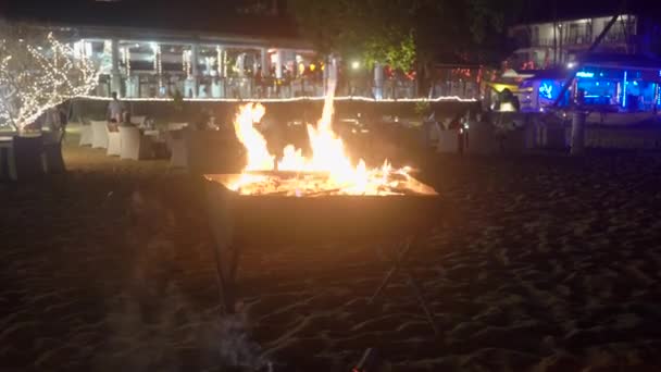 Sri Lanka, préparation pour la nouvelle année sur la plage la nuit, feu de joie, enfants jouant au football — Video