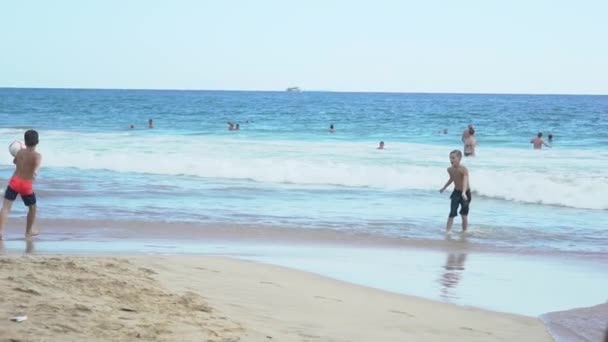 Kinder spielen Fußball auf dem Meer von Sri Lanka, 29. Dezember 2017 — Stockvideo