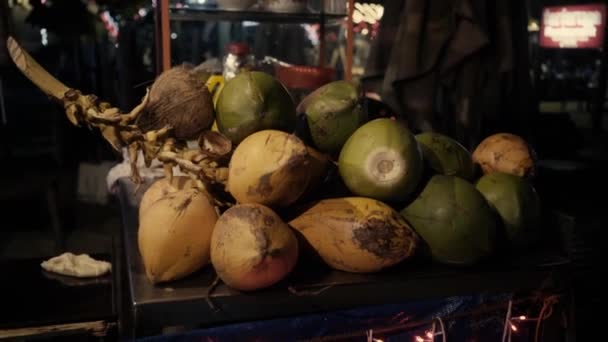 Čerstvé kokosy se v noci prodávají na pláži,