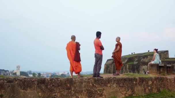 Sri Lanka, Galle 28 december 2017 travel Monniken nemen selfies — Stockvideo