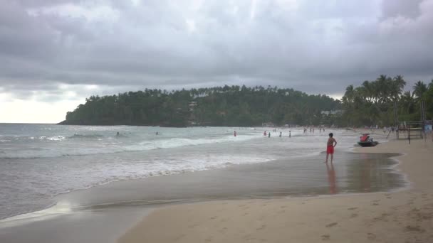 Sri Lanka strand, hav, mulet väder, vågor — Stockvideo