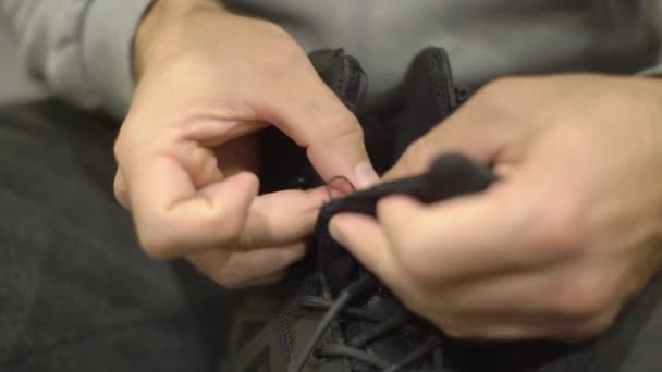 Homme répare chaussures militaires, gros plan — Video