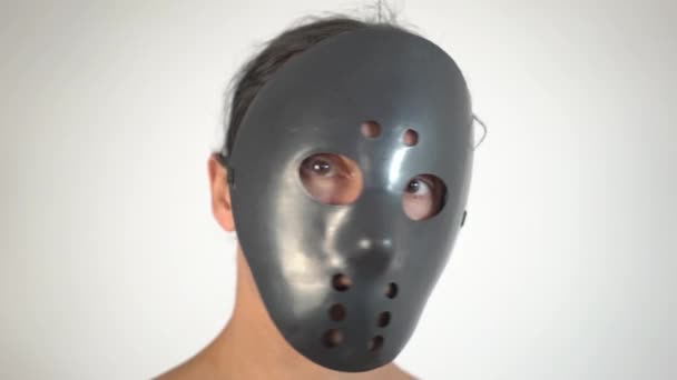 Man i svart mask, närbild, en vit bakgrund — Stockvideo