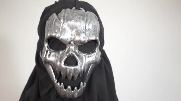 Ein Mann mit einer schrecklichen Totenkopf-Maske, Nahaufnahme — Stockvideo