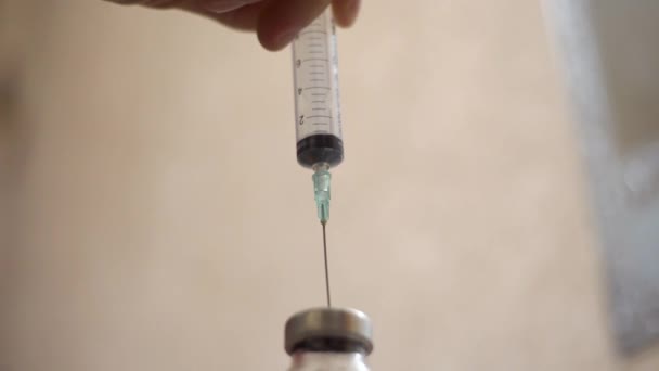 La seringue récupère le médicament dans le flacon 