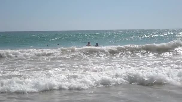 Spiaggia di Srilanka Merissa, 27 dicembre 2017. la gente nuota nell'oceano — Video Stock