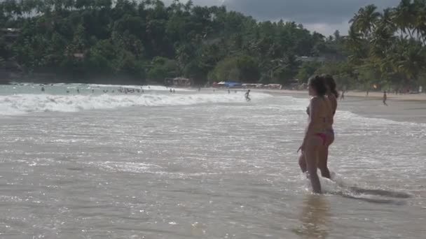 Stranden Sri lanka Merissa, 27 december 2017. människor simmar i havet — Stockvideo