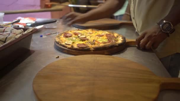 Шеф-повар готовит пиццу крупным планом. — стоковое видео