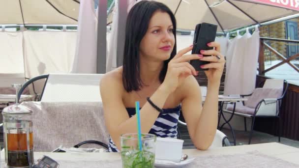 Gyönyörű nők dobja a híreket a telefonba, és átírja a hírvivő — Stock videók