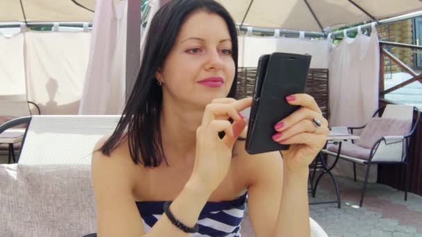 Belle donne che bevono caffè in un caffè e guardando lo Smartphone — Video Stock