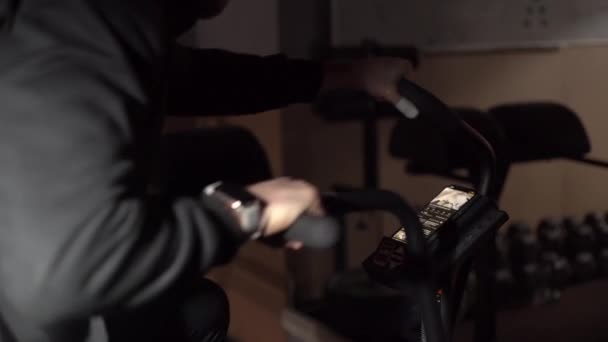 Um homem, um atleta, treina numa bicicleta de assalto — Vídeo de Stock