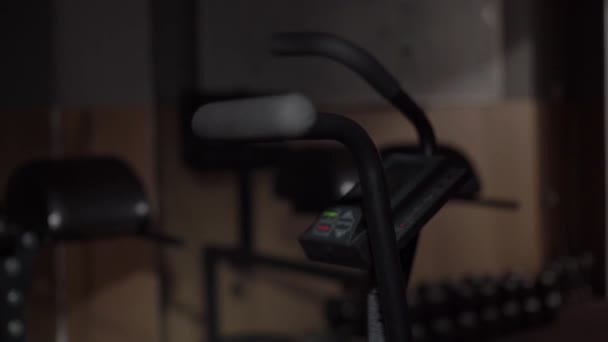 Uma bicicleta de ginástica, Asault bike close-up — Vídeo de Stock