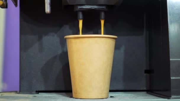 Máquina de café vierte el café en la taza de cartón — Vídeos de Stock