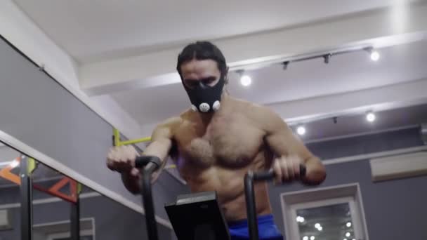 A young athlete, in a training mask, trains — Stock Video